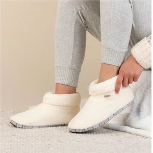 Feelgoodz Faux Sherpa Bootie Slippers in Cream- Women’s Size Medium (8-9)- NWT